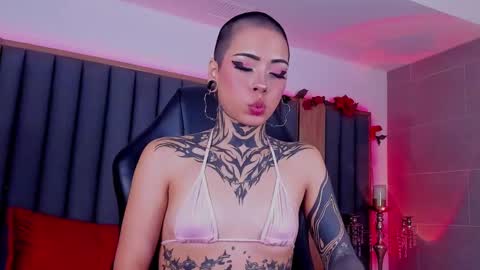 Snapshot of misstomie_ chatting on January 14, 4:18 pm Tomiehelp me get to 100 thumbs up online show from January 14, 4:18 pm
