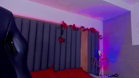 Snapshot of misstomie_ chatting on January 24, 5:11 pm Tomiehelp me get to 100 thumbs up online show from January 24, 5:11 pm