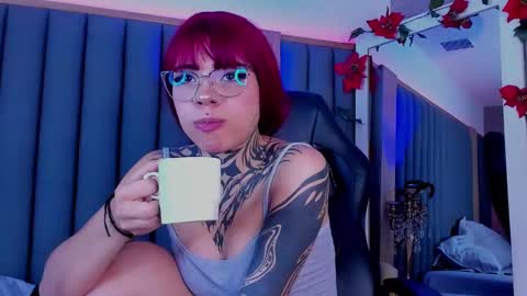 Snapshot of misstomie_ chatting on February 25, 3:38 pm Tomiehelp me get to 100 thumbs up online show from February 25, 3:38 pm