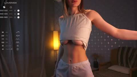 Snapshot of mist_mia chatting on April 28, 7:19 pm Mia online show from April 28, 7:19 pm