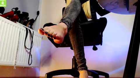 Snapshot of mistress__alice_ chatting on September 14, 5:12 pm Mistress Alice online show from September 14, 5:12 pm