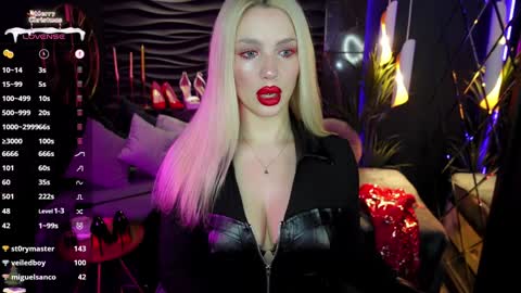 Snapshot of mistress_darsy chatting on December 22, 9:00 am Darsy online show from December 22, 9:00 am