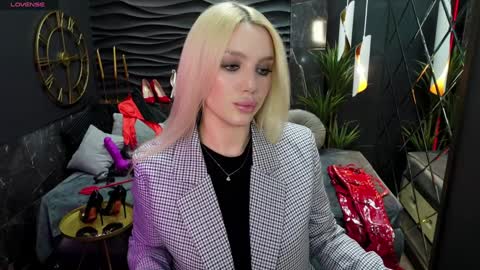 Snapshot of mistress_darsy chatting on February 7, 1:43 pm Darsy online show from February 7, 1:43 pm