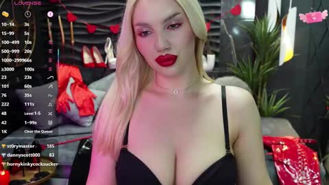Snapshot of mistress_darsy chatting on February 14, 12:03 pm Darsy online show from February 14, 12:03 pm