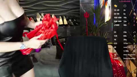 Snapshot of mistress_darsy chatting on October 5, 5:50 am Darsy online show from October 5, 5:50 am