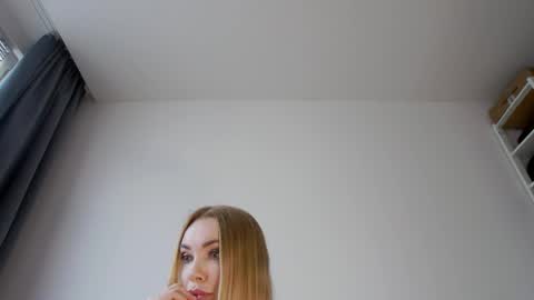 Snapshot of mistress_milana chatting on October 31, 12:06 pm Milana online show from October 31, 12:06 pm