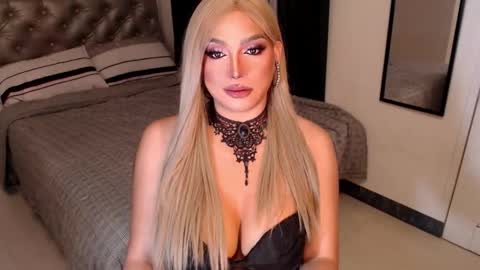 Snapshot of mistressemeraldxx chatting on November 8, 3:39 am Ms Ems online show from November 8, 3:39 am