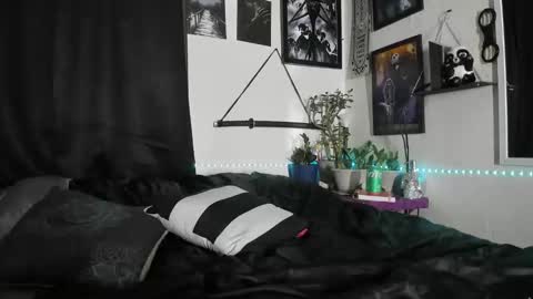 Snapshot of mistresslynn13 chatting on November 28, 4:15 am MistressLynn online show from November 28, 4:15 am