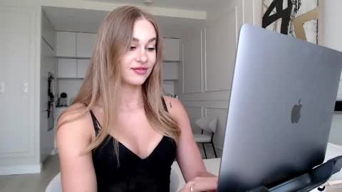 mistressuniverse online show from June 3, 9:23 am