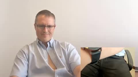 Snapshot of moe_001 chatting on December 16, 6:46 pm Moe online show from December 16, 6:46 pm