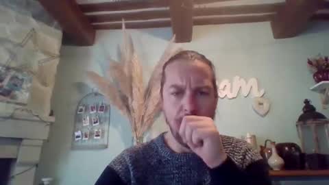 Snapshot of moi9876543210 chatting on February 10, 3:32 pm Julien online show from February 10, 3:32 pm