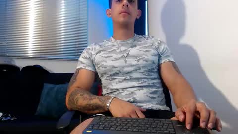 Snapshot of moises_paez chatting on February 16, 10:21 pm Moises Paez online show from February 16, 10:21 pm