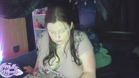 Snapshot of molly_moons chatting on January 12, 9:53 pm molly_moons online show from January 12, 9:53 pm