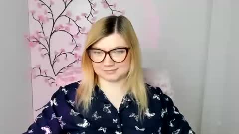 Molly online show from April 3, 11:41 am