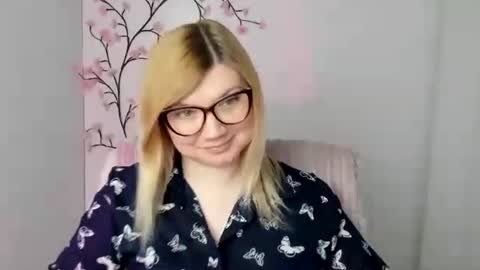 Snapshot of molly_moree chatting on April 20, 11:35 am Molly online show from April 20, 11:35 am