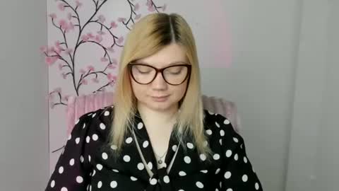 Snapshot of molly_moree chatting on April 21, 11:38 am Molly online show from April 21, 11:38 am