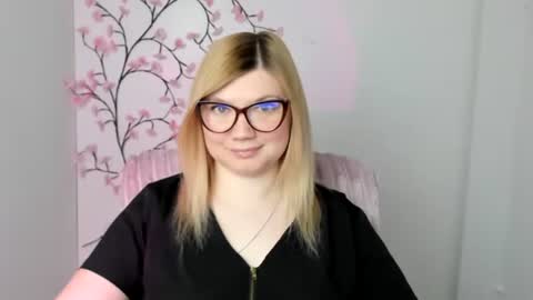Snapshot of molly_moree chatting on April 24, 11:34 am Molly online show from April 24, 11:34 am