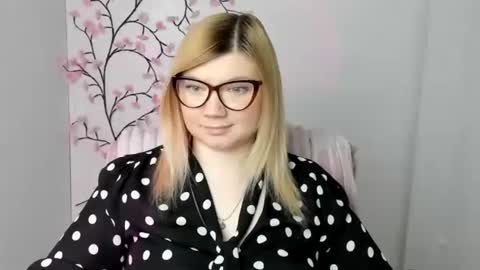 Snapshot of molly_moree chatting on April 26, 11:41 am Molly online show from April 26, 11:41 am
