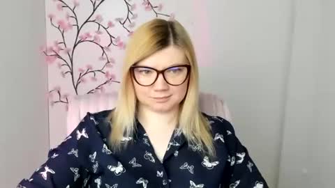Snapshot of molly_moree chatting on April 28, 11:37 am Molly online show from April 28, 11:37 am