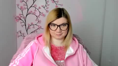 Snapshot of molly_moree chatting on May 2, 11:37 am Molly online show from May 2, 11:37 am