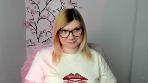 Snapshot of molly_moree chatting on May 8, 11:37 am Molly online show from May 8, 11:37 am