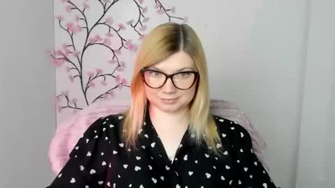 Snapshot of molly_moree chatting on May 11, 11:49 am Molly online show from May 11, 11:49 am