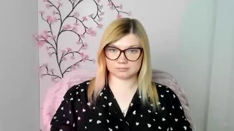Snapshot of molly_moree chatting on May 11, 4:04 pm Molly online show from May 11, 4:04 pm