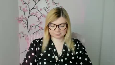 Snapshot of molly_moree chatting on May 17, 11:39 am Molly online show from May 17, 11:39 am