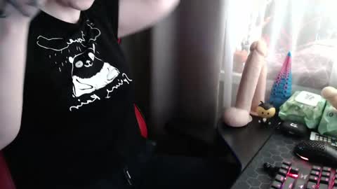 Snapshot of molly_royse chatting on June 3, 2:33 pm I have new photos come and see with love Molly online show from June 3, 2:33 pm