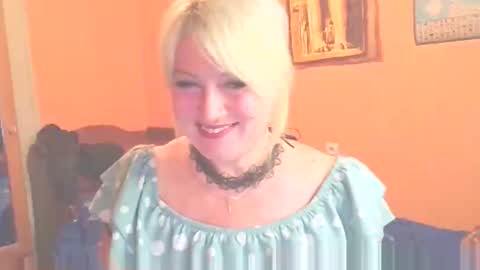 Snapshot of mollyjoyq chatting on May 22, 5:40 pm Mollyjoyq online show from May 22, 5:40 pm