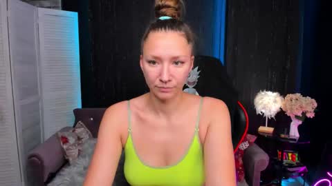 hi im Molly heregreat boobs big heart  warm pussy  online show from November 18, 12:38 am