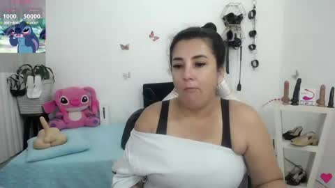 Snapshot of mom_17 chatting on June 19, 1:26 pm Celeste online show from June 19, 1:26 pm