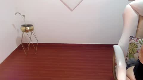 Snapshot of mom_xxx chatting on December 10, 6:28 pm Sara online show from December 10, 6:28 pm