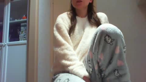 Snapshot of momentbeforedown chatting on December 1, 10:43 pm Hailey online show from December 1, 10:43 pm