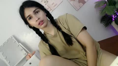 Snapshot of momi_khem019 chatting on May 26, 6:31 am MOMIKHEM online show from May 26, 6:31 am