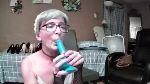Snapshot of mommamadesissy chatting on July 5, 4:19 am Bink online show from July 5, 4:19 am