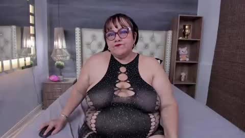 Snapshot of mommy_cute chatting on June 25, 3:17 am Jelitza online show from June 25, 3:17 am