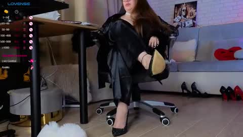 Snapshot of mommy_goddess chatting on November 21, 3:33 pm mommy_goddess online show from November 21, 3:33 pm