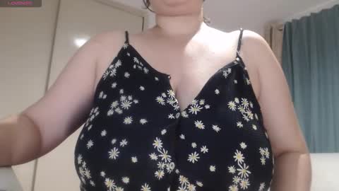 Snapshot of mommyissuess_ chatting on November 15, 9:43 pm Daphne online show from November 15, 9:43 pm