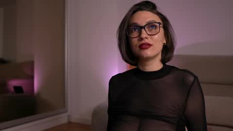 Snapshot of mona_lisss chatting on April 28, 10:42 am Mona Lisss online show from April 28, 10:42 am