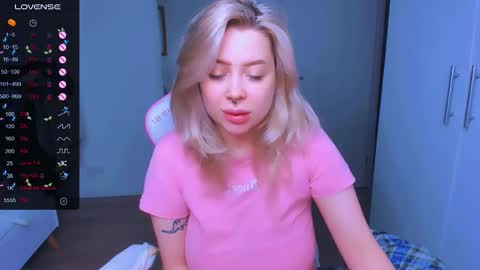 Snapshot of monalauu chatting on February 5, 11:28 pm online show from February 5, 11:28 pm