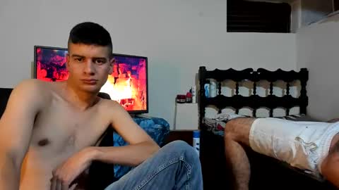 Snapshot of monarquia_ chatting on December 2, 10:56 pm nicolas online show from December 2, 10:56 pm