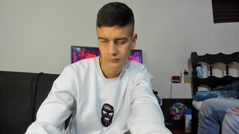 Snapshot of monarquia_ chatting on December 8, 1:35 am nicolas online show from December 8, 1:35 am