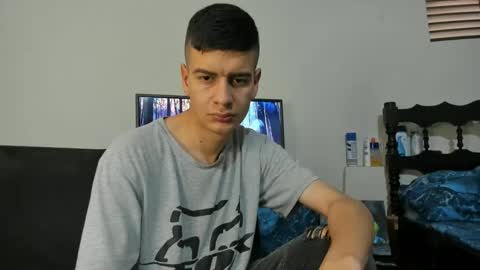 Snapshot of monarquia_ chatting on December 8, 7:43 pm nicolas online show from December 8, 7:43 pm