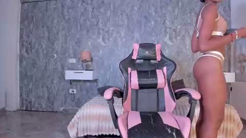 monica_jacksoon online show from August 5, 9:17 pm