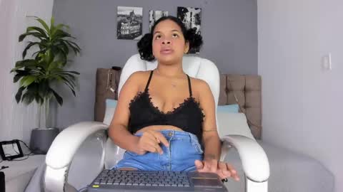 monica_robles_ online show from April 7, 8:09 pm