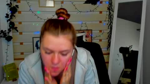 Snapshot of monika_youu chatting on April 25, 7:00 am Monika online show from April 25, 7:00 am