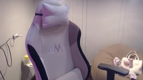 Snapshot of monstercockselfsuck chatting on February 18, 12:28 pm ELYSE A SIMPLE GIRL online show from February 18, 12:28 pm