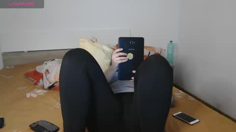 Snapshot of montserrat123 chatting on February 18, 7:41 pm Monse online show from February 18, 7:41 pm