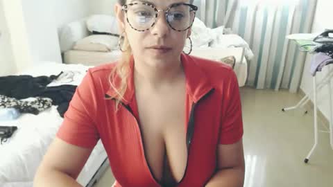 Snapshot of montserrat123 chatting on April 24, 7:11 am Monse online show from April 24, 7:11 am